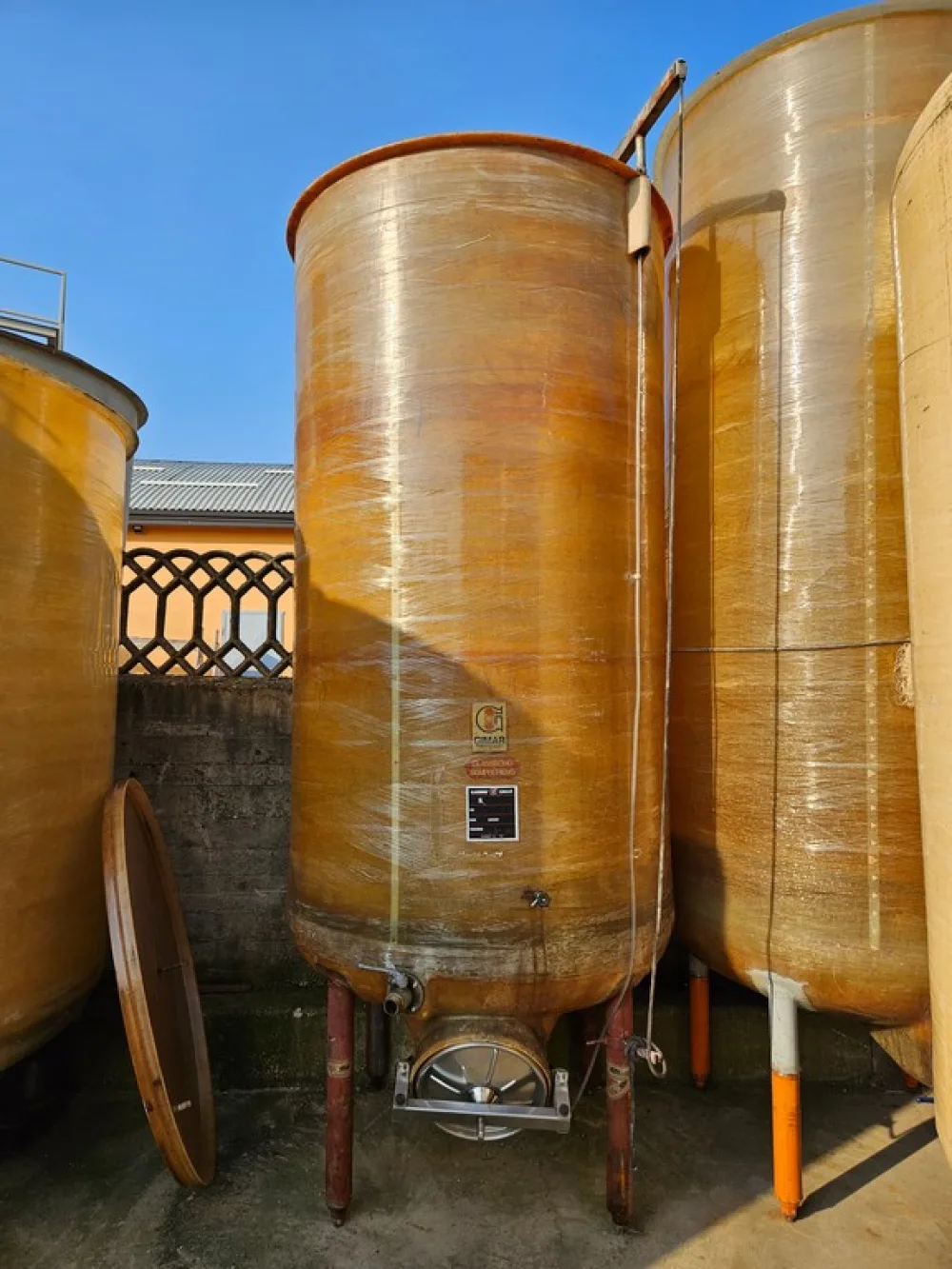 FIBERGLASS TANK VARIABLE CAPACITY FIRM GIMAR, CAPACITY HL 50 (LITERS 5000) ABOUT, ON LEGS, BOTTOM TO DRAIN OFF, SECOND-HAND EQUIPMENT