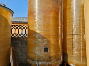 FIBERGLASS TANK VARIABLE CAPACITY FIRM GIMAR, CAPACITY HL 50 (LITERS 5000) ABOUT, ON LEGS, BOTTOM TO DRAIN OFF, SECOND-HAND EQUIPMENT