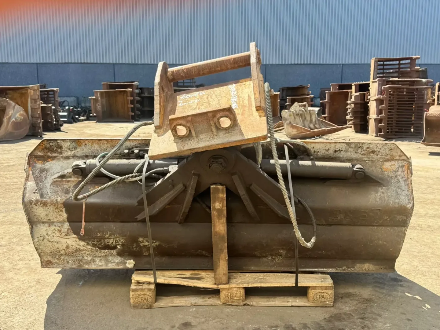 Tiltable ditch cleaning bucket - 5
