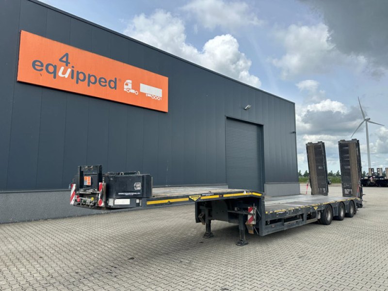 Broshuis 3ABSD Lowloader 3-axle / GVW: 59.000kg / Neck: 23.000kg / hydraulic steering + ramps + loading table / 4.60m extendable / winch / liftaxle