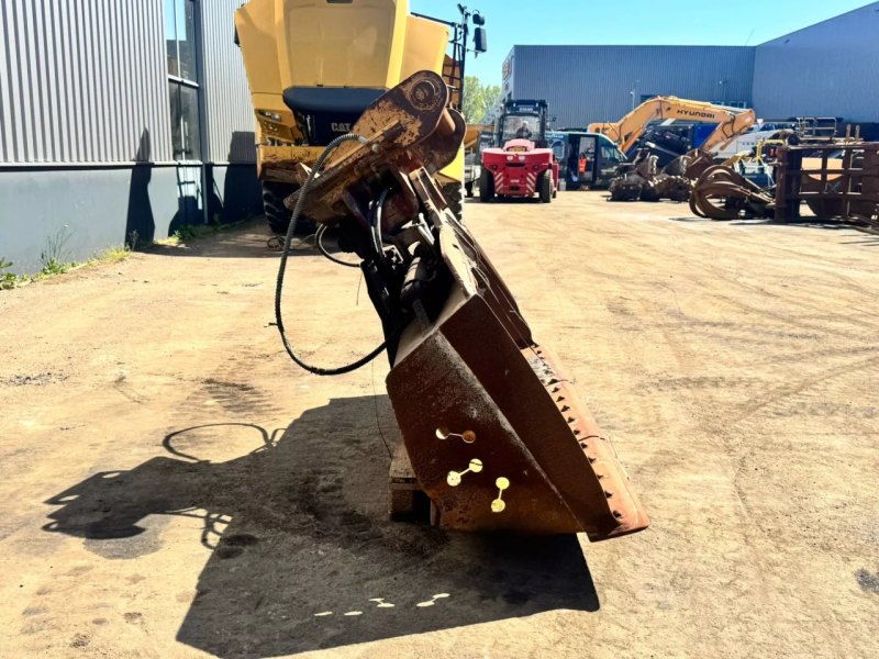 Tiltable ditch cleaning bucket
