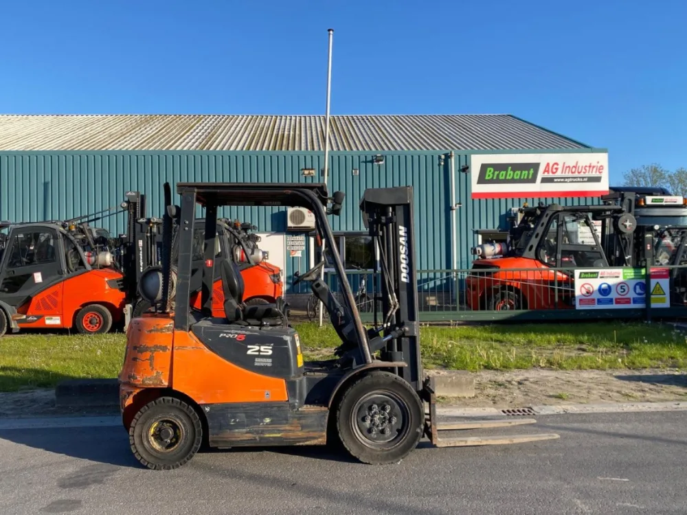Doosan G25E-5