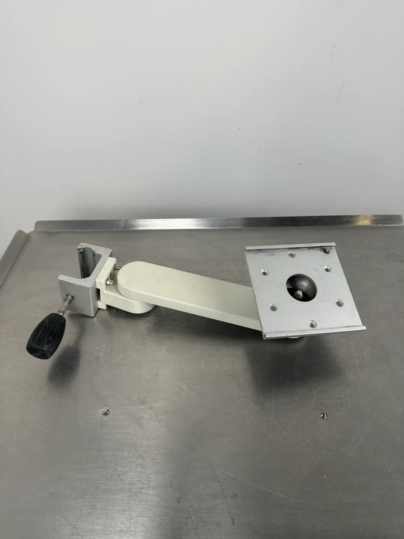 Medizinischer Monitor-Tragarm / Schwenkarm mit Normschienenklemme & Geräteaufnahme Dräger – 225 mm - 1