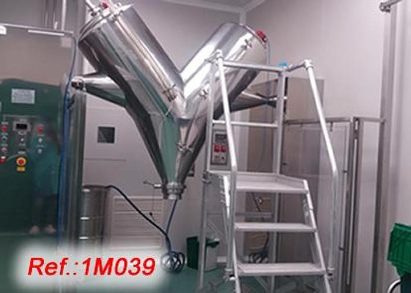 MEZCLADOR EN “V” MARCA “GLATT LABORTECNIC” DE ACERO INOXIDABLE DE 600 LITROS APROX. EQUIPADO CON CARGADOR POR VACÍO “VAC-U-MAX” Y PROTECCIONES DE SEGURIDAD DE ACCESO AL MEZCLADOR