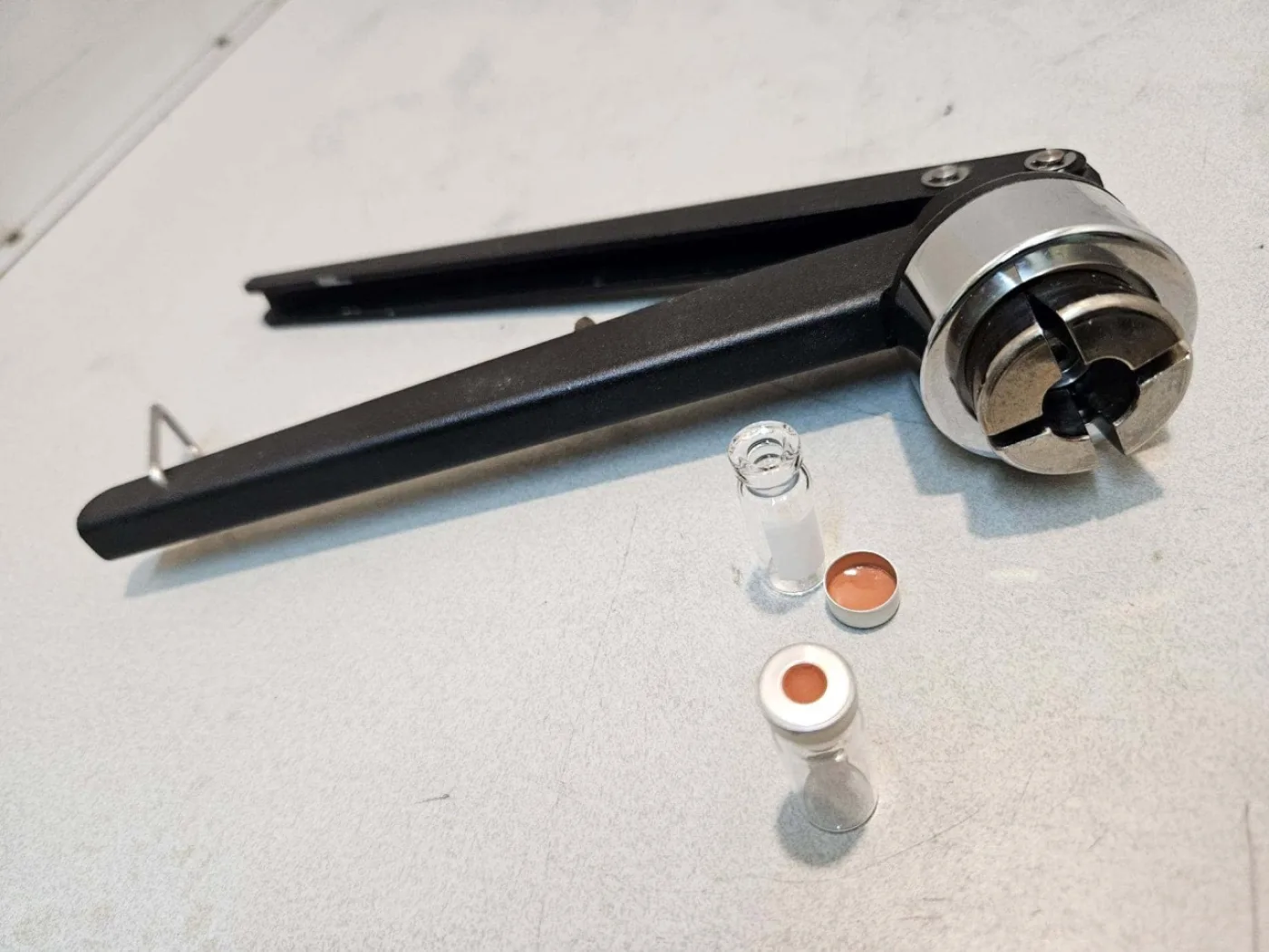 Kebby Industries 11 mm Vial Crimper - 1