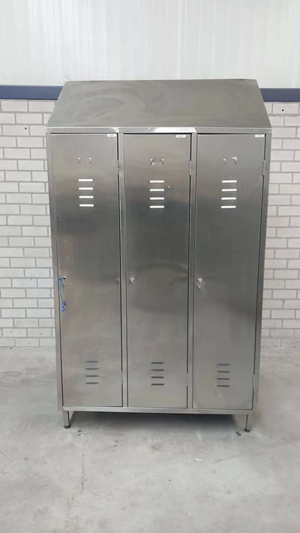 Stainless steel locker wtih 3 doors