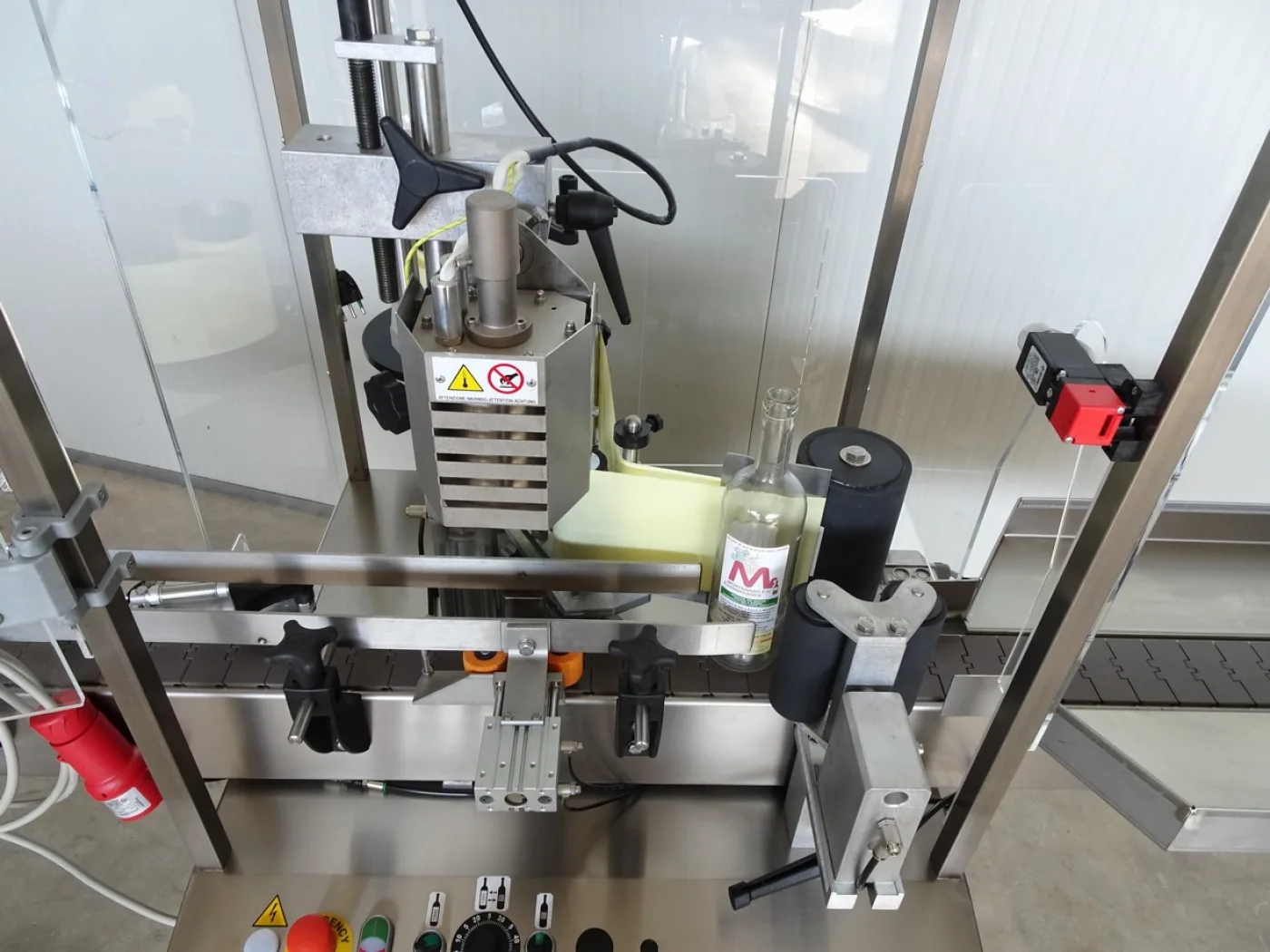 ONE STATION ADHESIVE LABELLING MACHINE FOR LABEL AND BACK ON THE SAME ROLL NEW MACHINE - 4