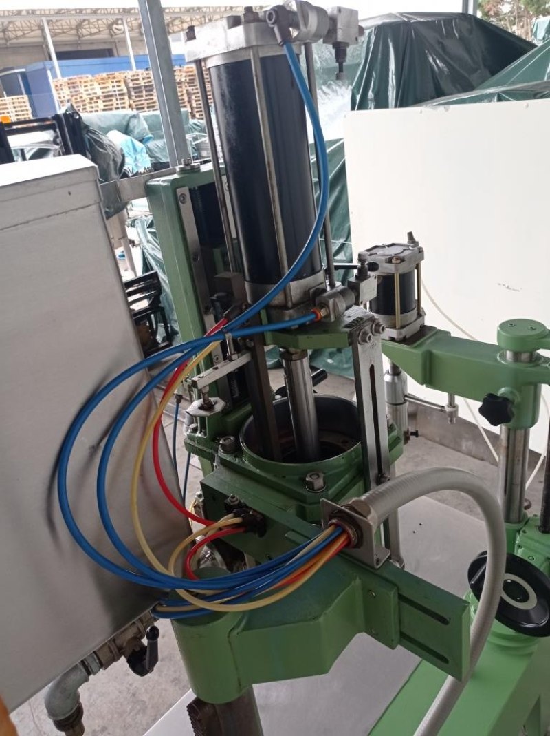 RIEMPITRICE E TAPPATRICE SEMIAUTOMATICA PER FLACONI – STEROMECCANICA