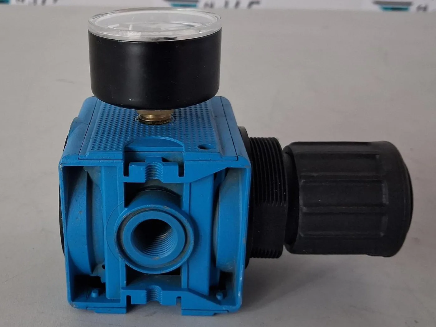 Compressed Air Pressure Regulator with Gauge - 4
