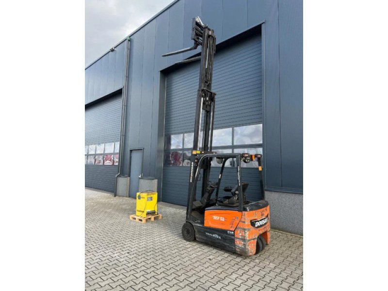 Doosan T7 triplexmast, ss electrisch, BATTERY NOT CHARGING