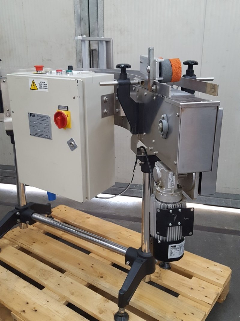 NASTRO TRASPORTATORE CURVO A 90° MOTORIZZATO CON VARIATORE DI VELOCITA’ NERI – MOD. NTC