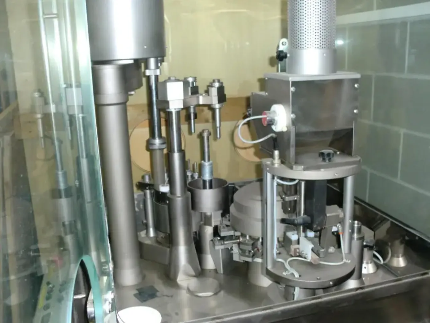 USED HARD GELATIN CAPSULE FILLING AND CLOSING MACHINE - 4