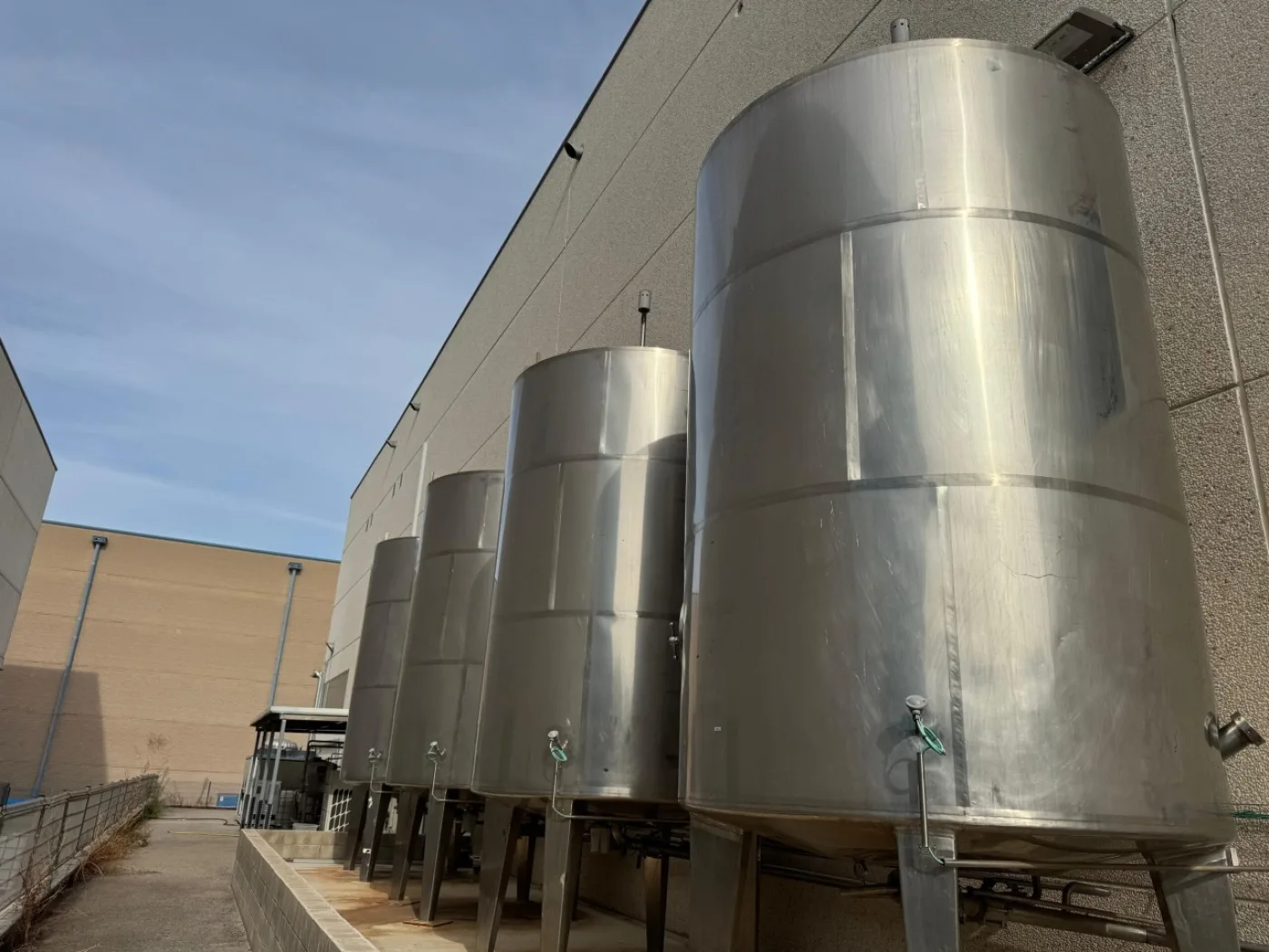 DEPÓSITO ISOTERMO 13.500L CON SERPENTÍN Y FONDO SEMI CÓNICO - 3