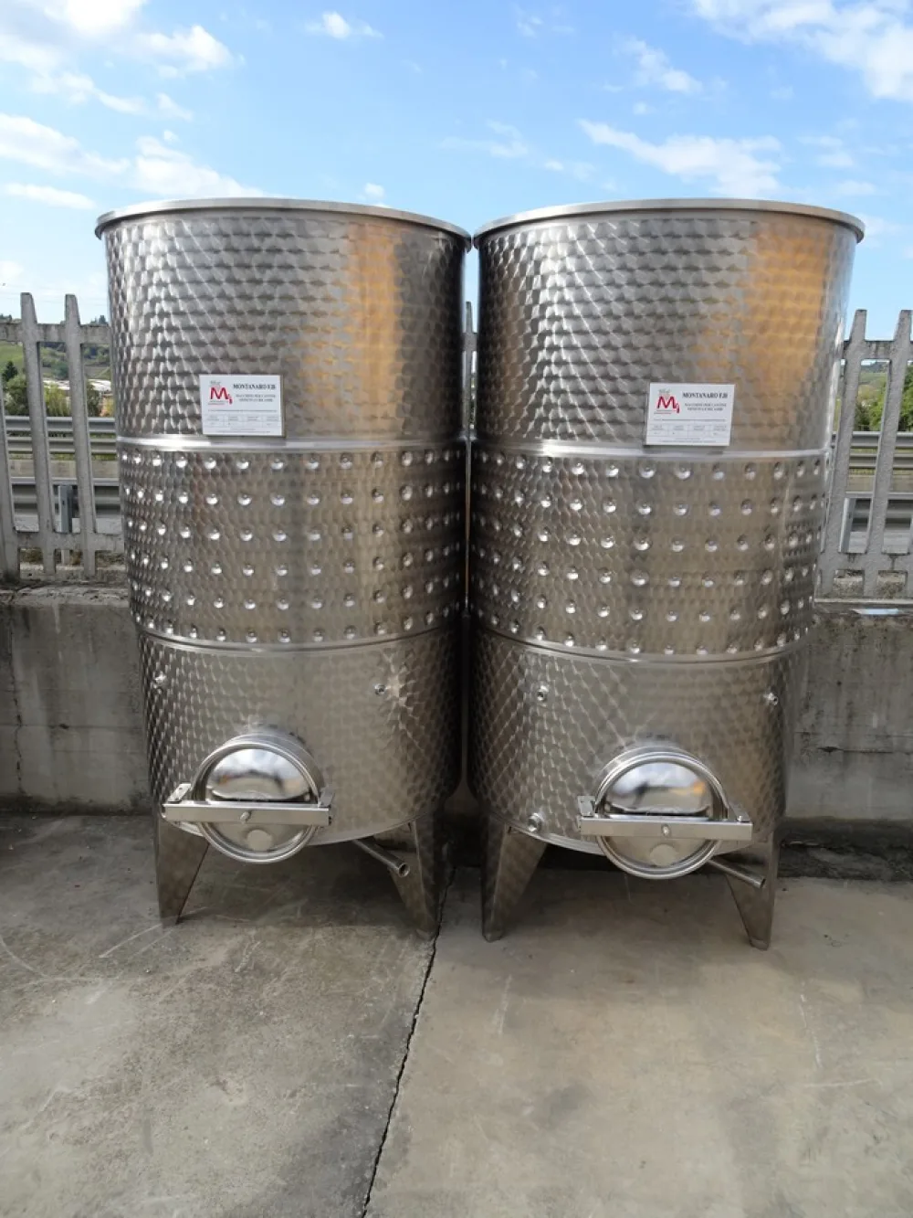 TANKS CAPACITY 1000 LITERS, STAINLESS STEEL, MODEL FLOATING TOP WITH BAND, CONICAL BOTTOM, NEW EQUIPMENT