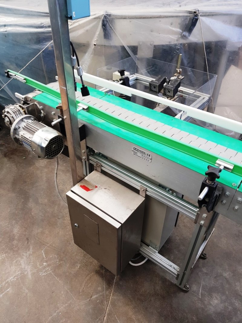 NASTRO TRASPORTATORE MOTORIZZATO A TAPPARELLE CON CURVA A 90° – MATERIAL HANDLING