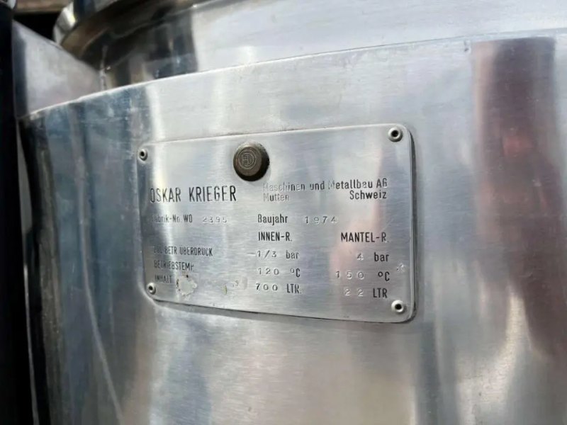 USED STAINLESS STEEL TANK 700 LITERS WITH SHIRT