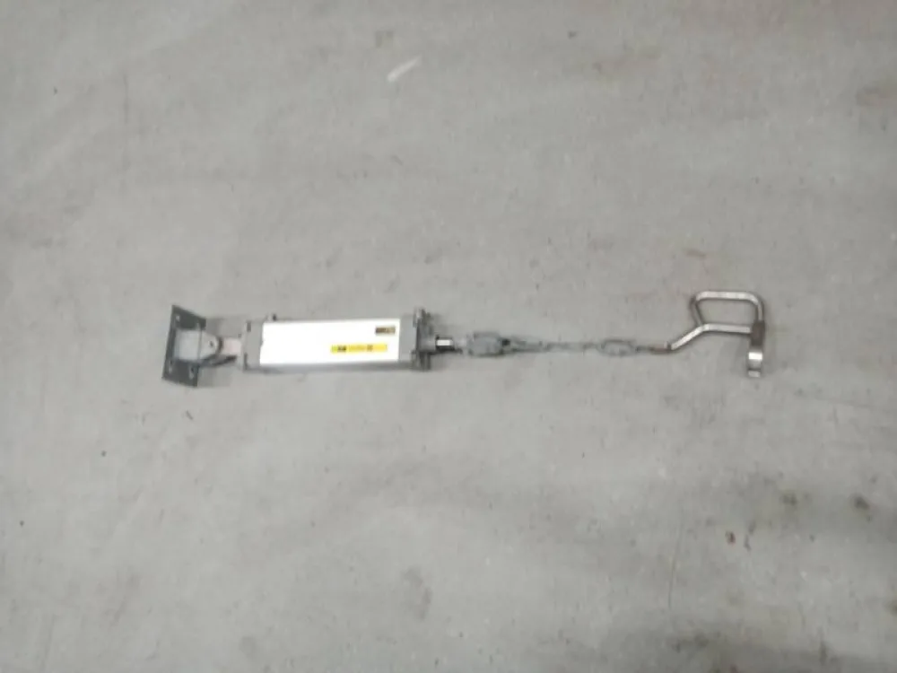 Hook lift cylinder for rehanging