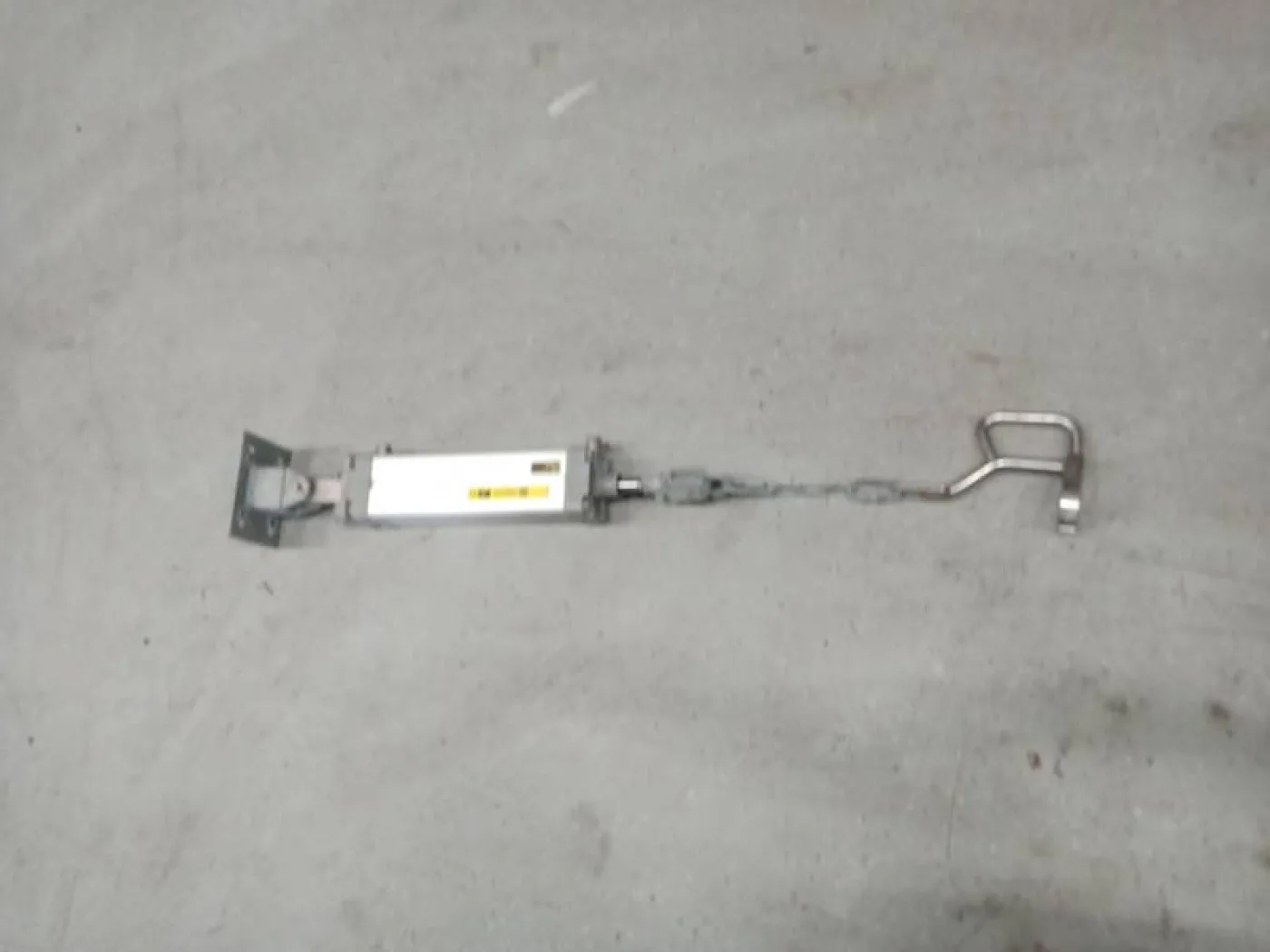 Hook lift cylinder for rehanging - 1