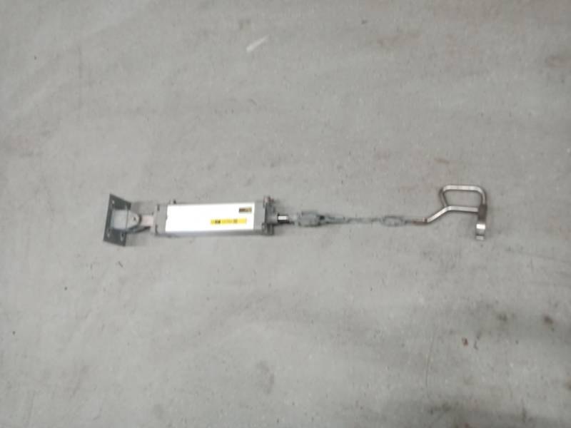 Hook lift cylinder for rehanging