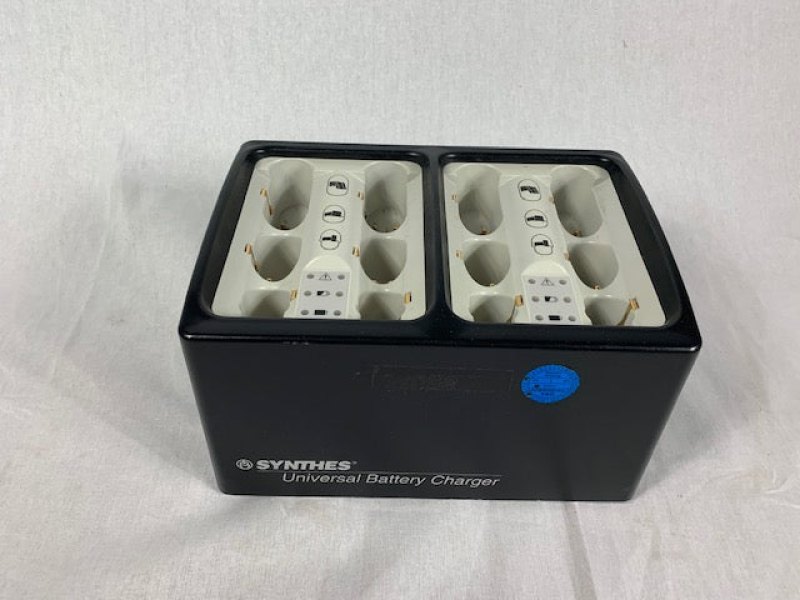 Stryker Universal Battery Charger Akkuadegerät