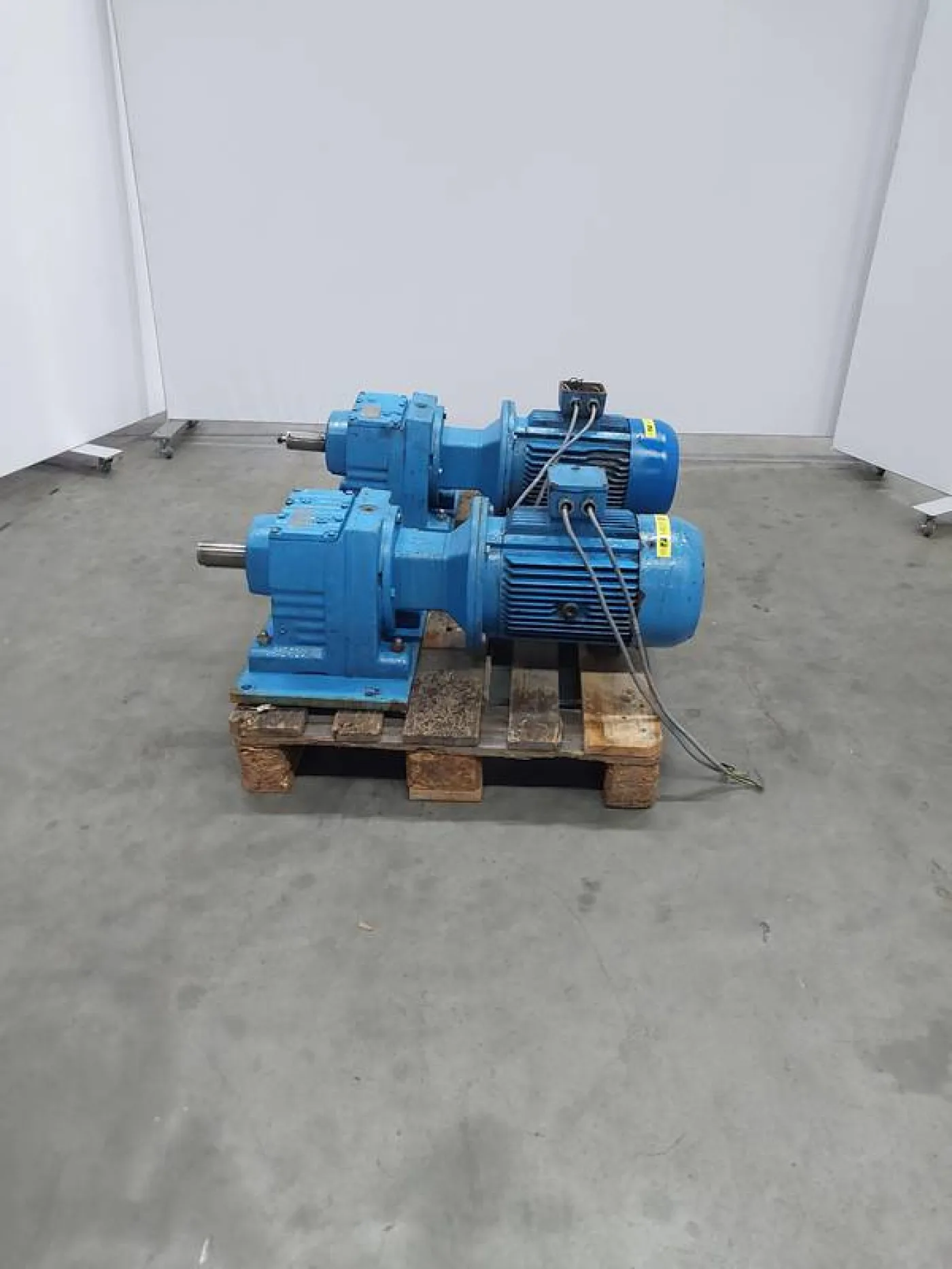 Electric motor with gearbox - 3