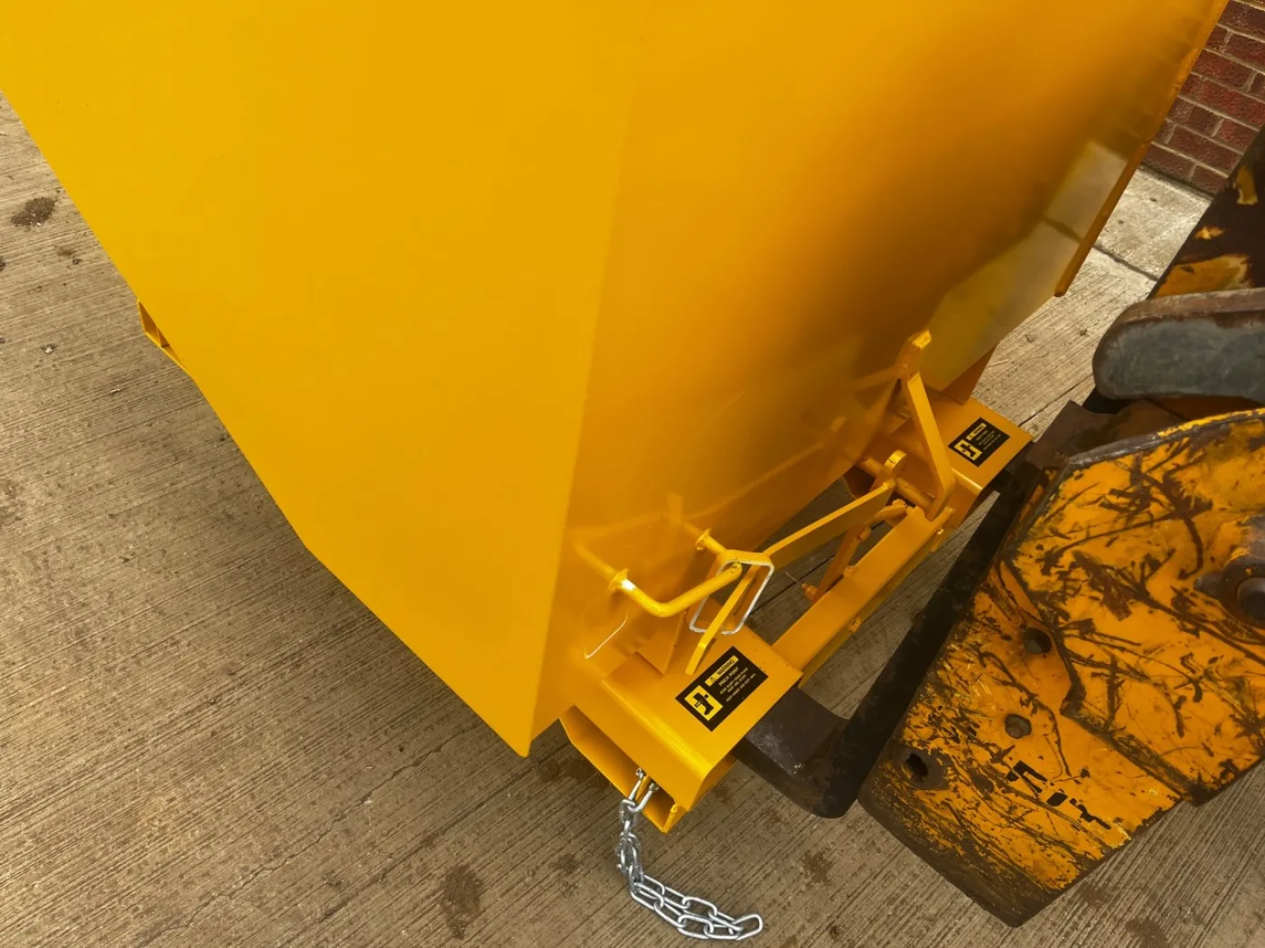 Suton Tipping Forklift Skip - 2