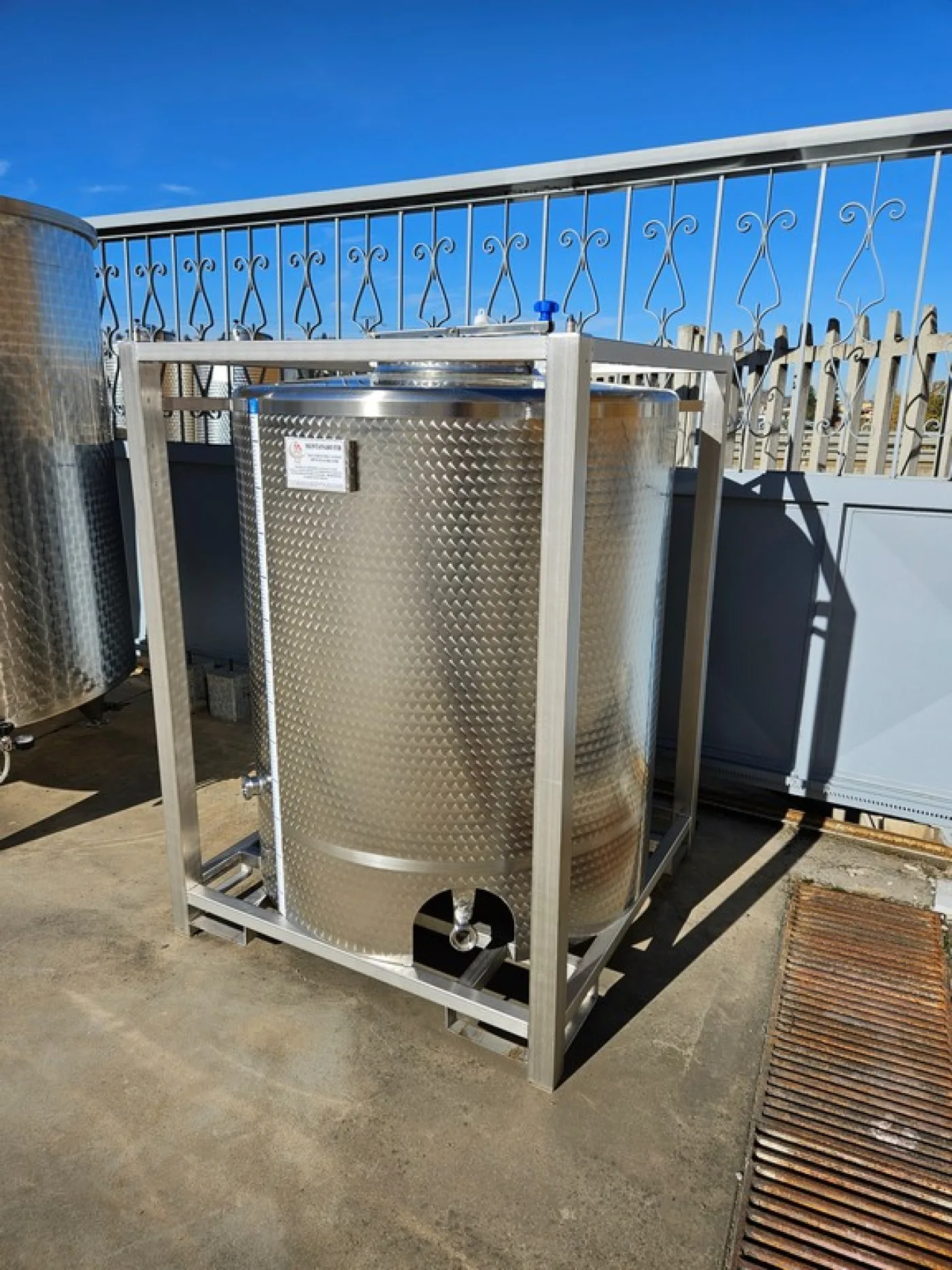 STAINLESS STEEL FORK-LIFTABLE/STACKABLE TANK, CAPACITY 1000 LITERS ABOUT, NEW EQUIPMENT - 4