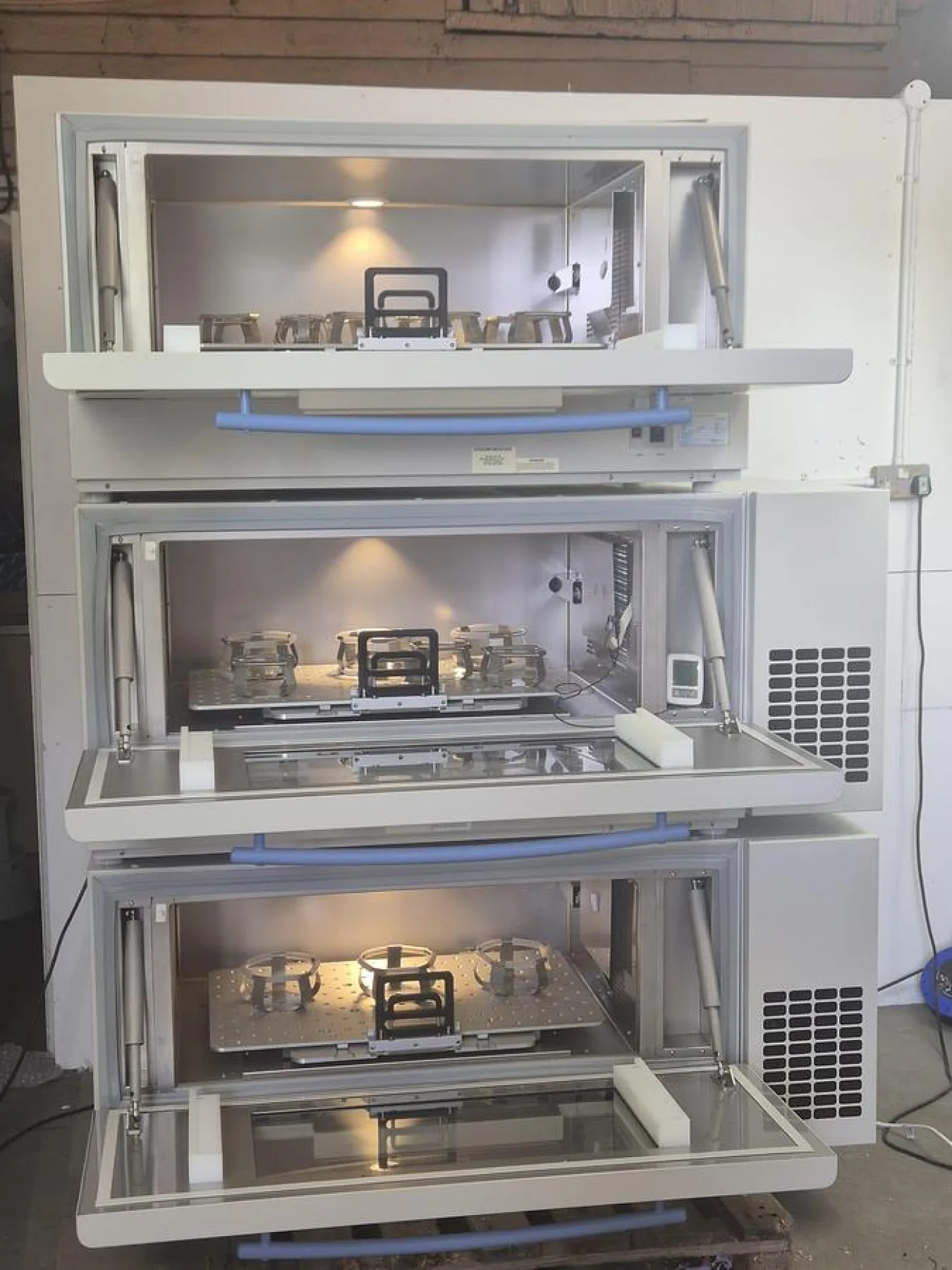 Thermo Scientifi Max SHKE8000 Orbital Shaker-Incubator - 2