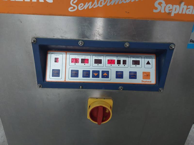 Vacuum packaging machine