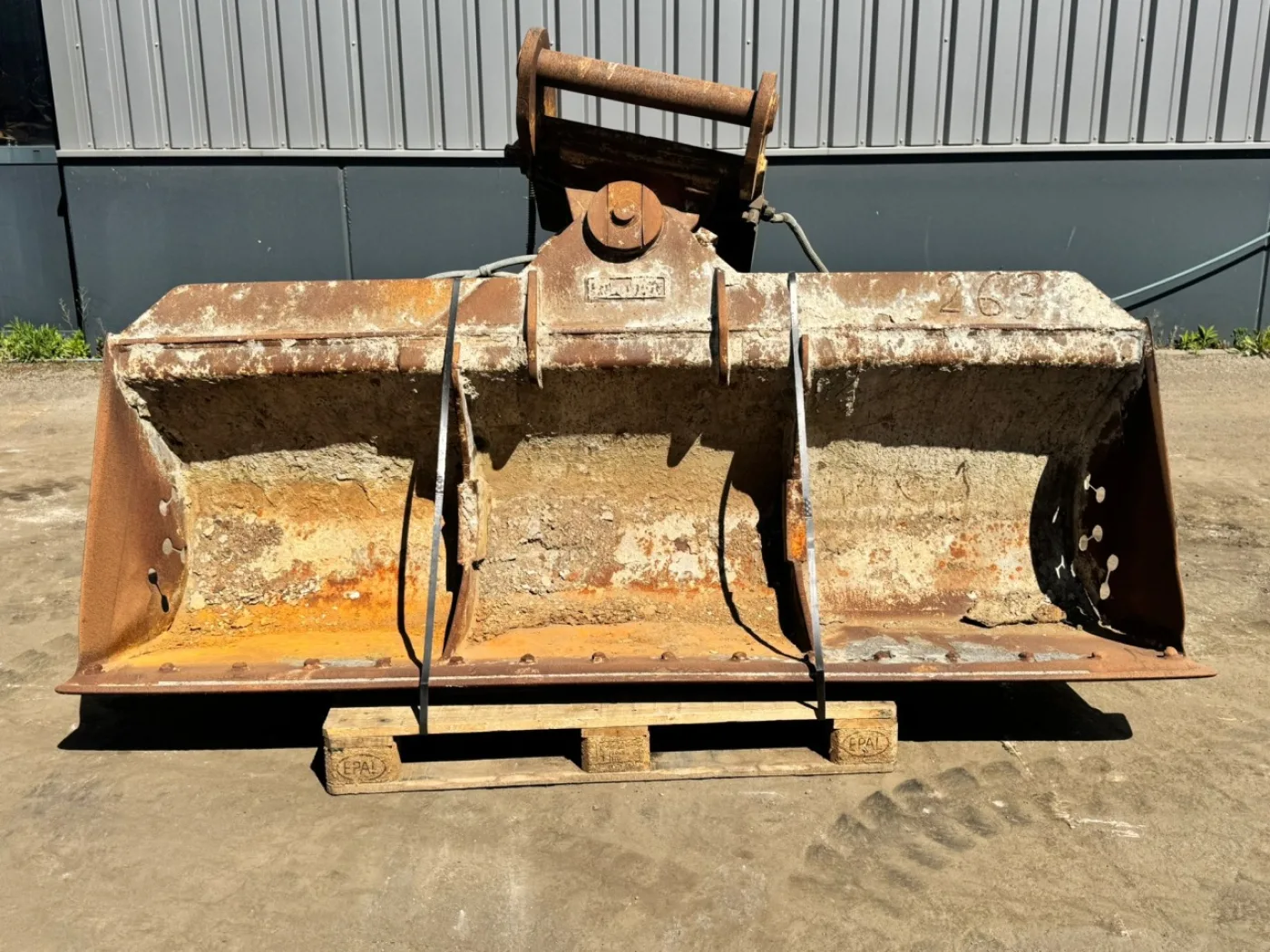 Tiltable ditch cleaning bucket - 1