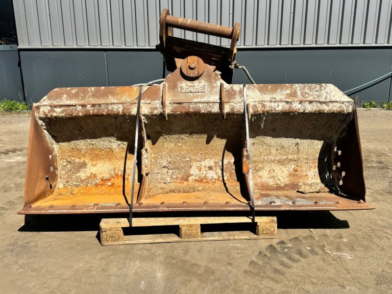 Tiltable ditch cleaning bucket