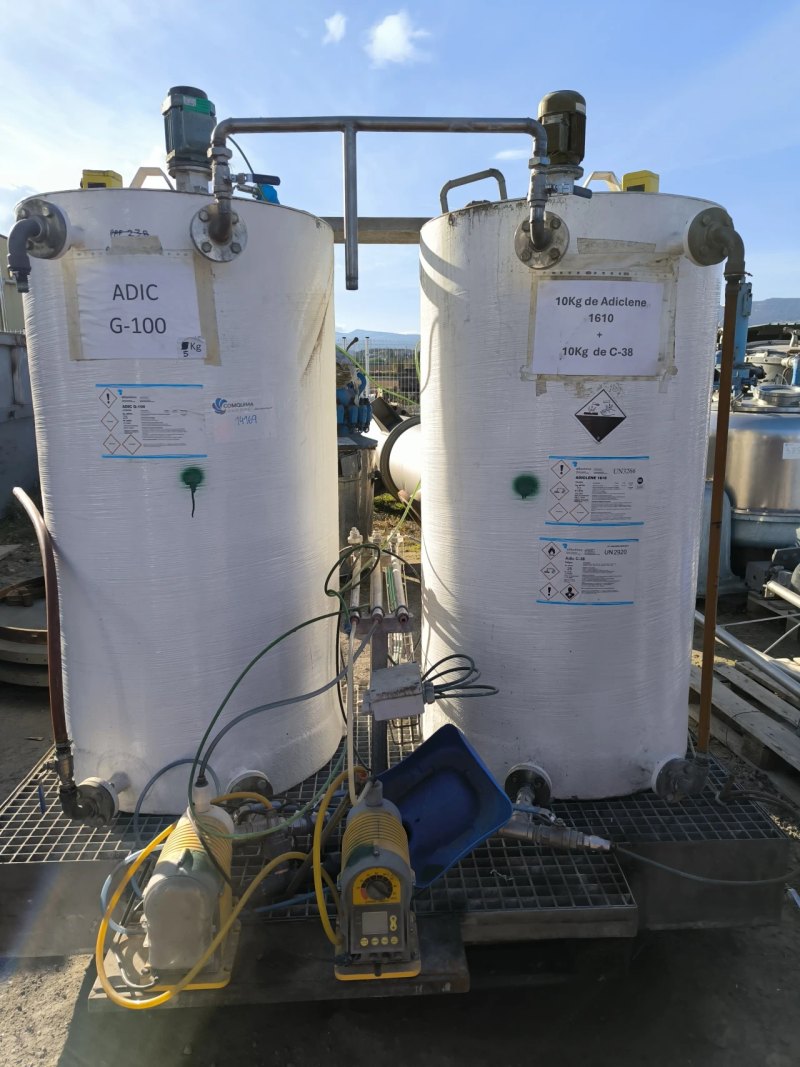 FIBRE TANK SKID FOR ACIDS WITH AGITATION, DOSING PUMPS AND SPILL CONTAINMENT TRAY