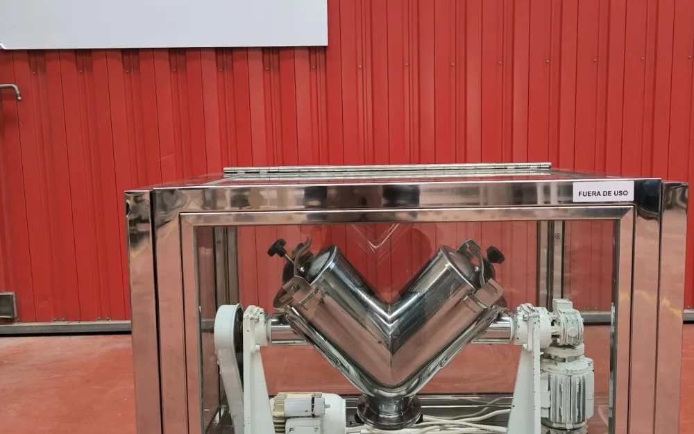 V-MIXER LLEAL BL-8-CA 8 LITRE STAINLESS STEEL MIXER WITH INTENSIFIER BAR AND CONTAINMENT CABINET