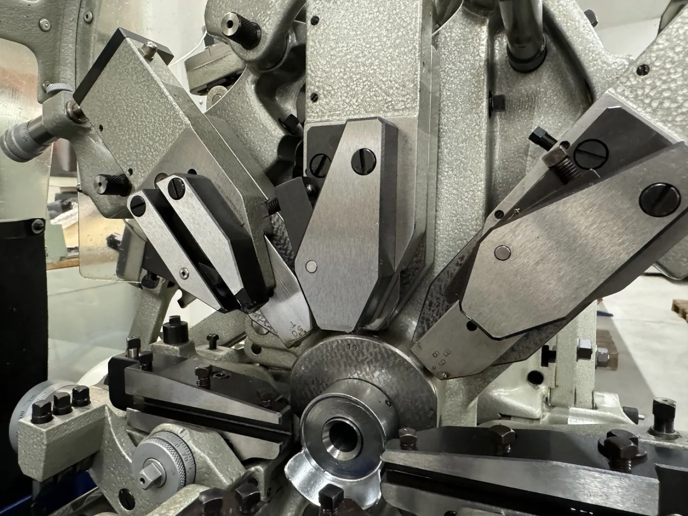 TOUR AUTOMATIQUE A DECOLLETER “TORNOS” TYPE M-7 - 5