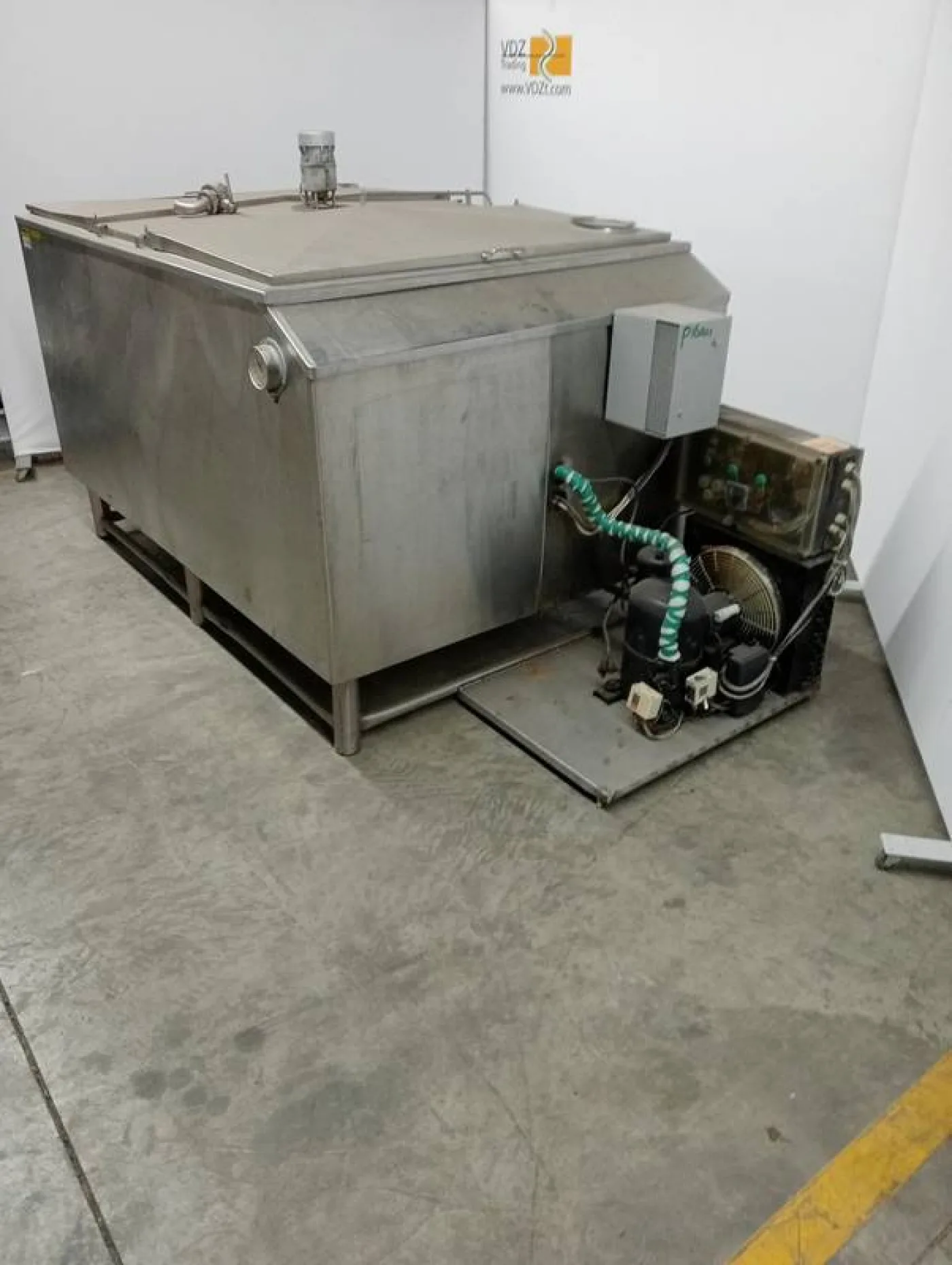 Blood tank with stirring mechanism - 8