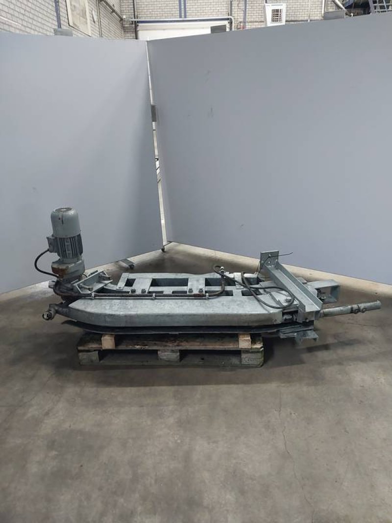 Loading and unloading elevator