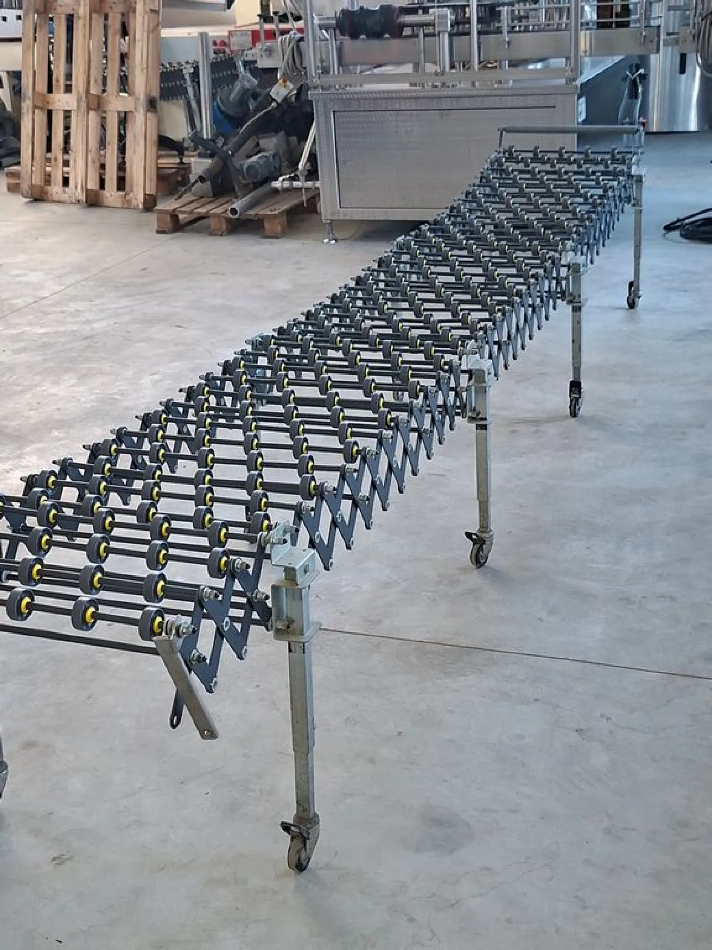 FLEXIBLE ACCORDION-TYPE ROLLER CONVEYOR WITH PLASTIC ROLLERS, SECOND HAND EQUIPMENT - 2