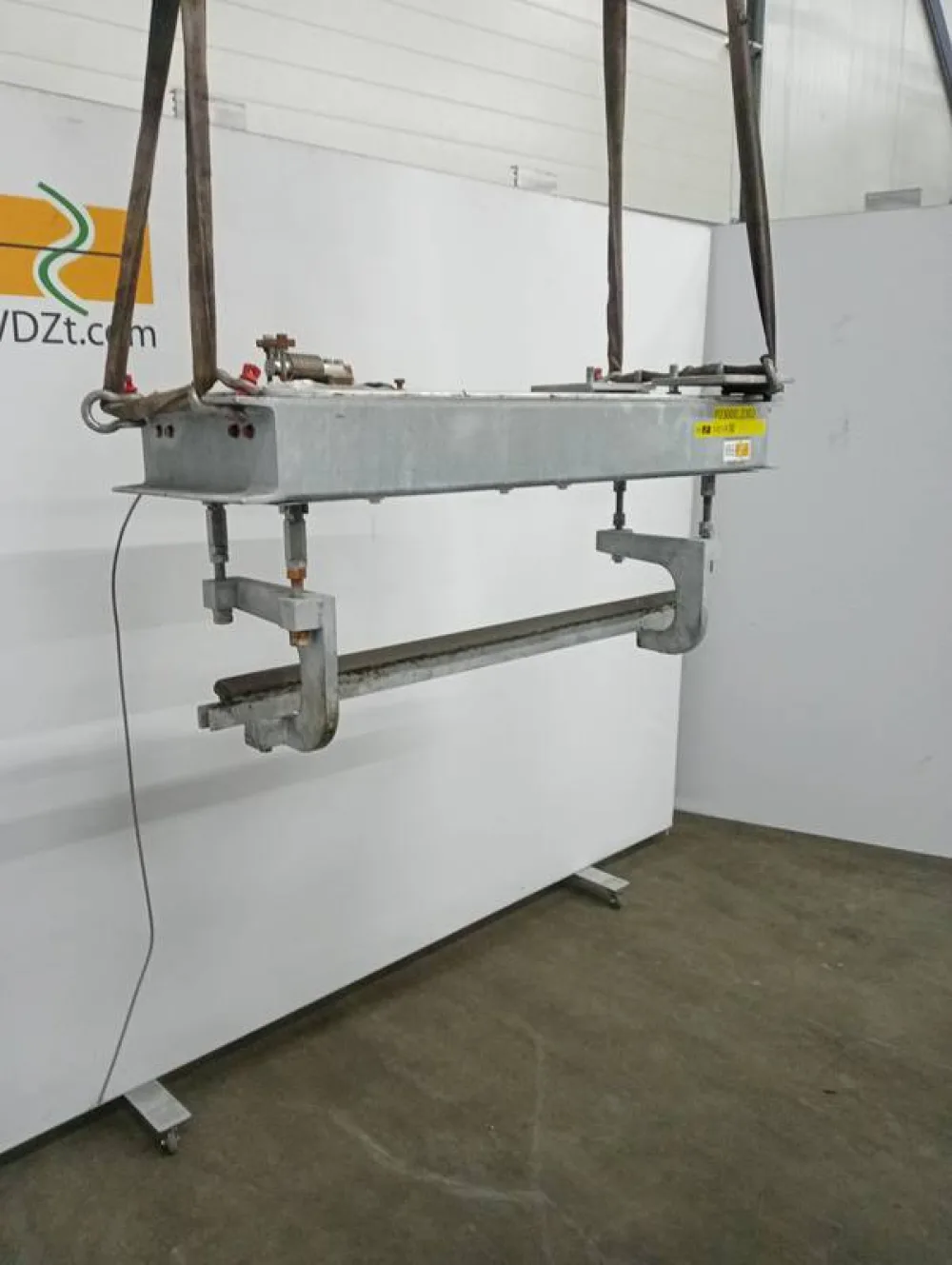 Weighing scale with indicator for tube rail