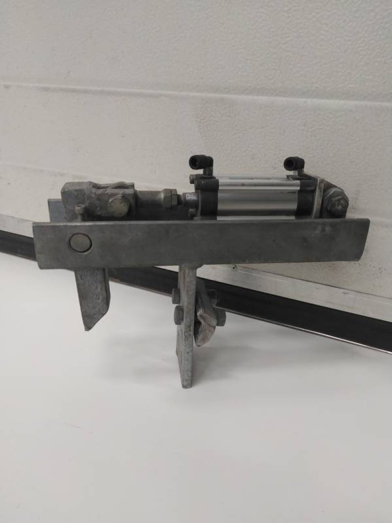 Tube rail stop pneumatic