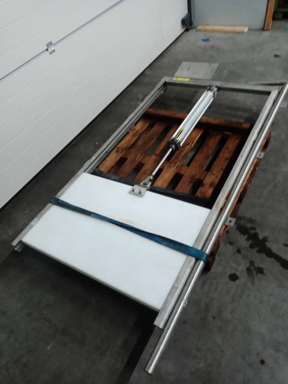 Pneumatic gate