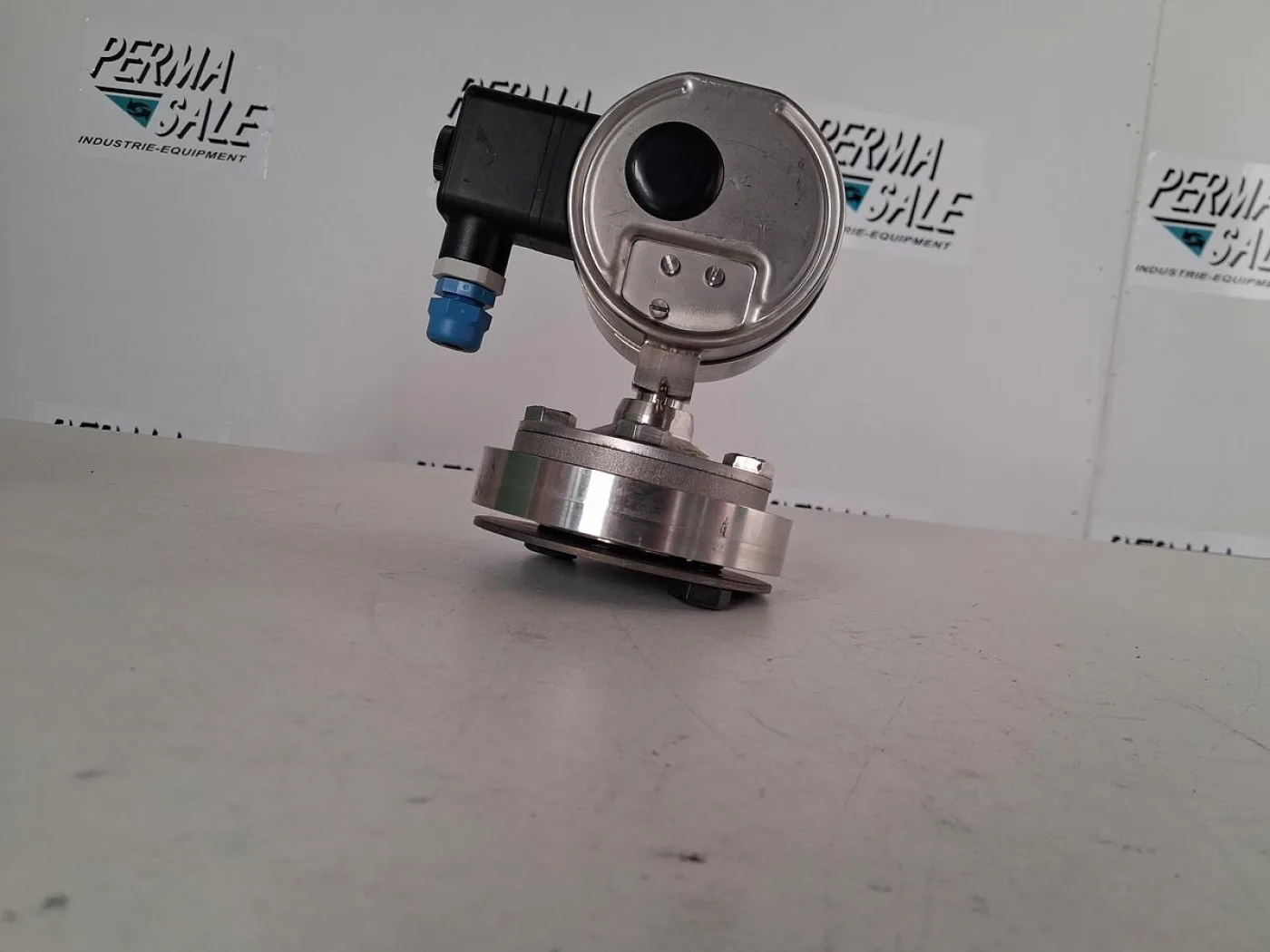 WIKA 831.1 Pressure Gauge 0–12 bar with Inductive Contact Switch - 7