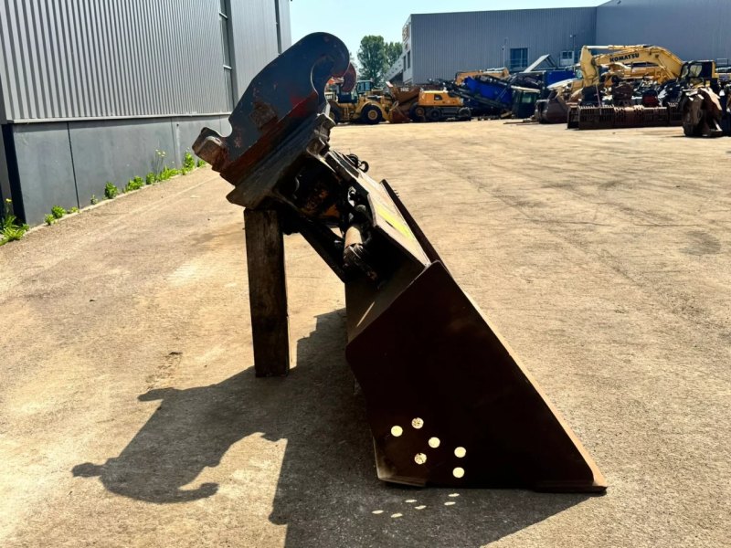 Tiltable ditch cleaning NGT bucket CW40