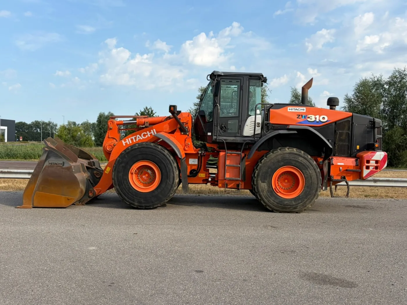Hitachi ZW310-6 - 1