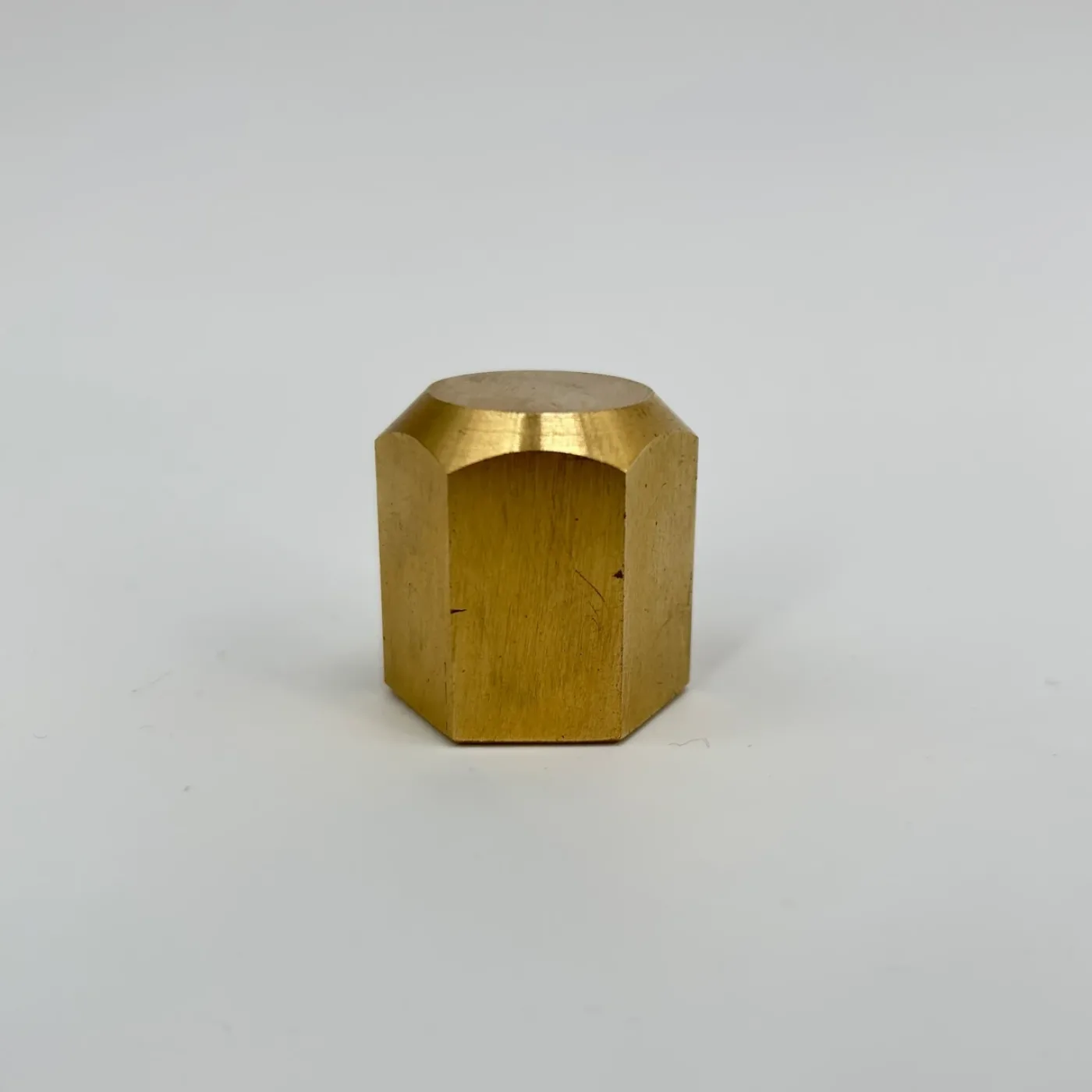 Tapón hexagonal de latón. Rosca 5/8″ - 2