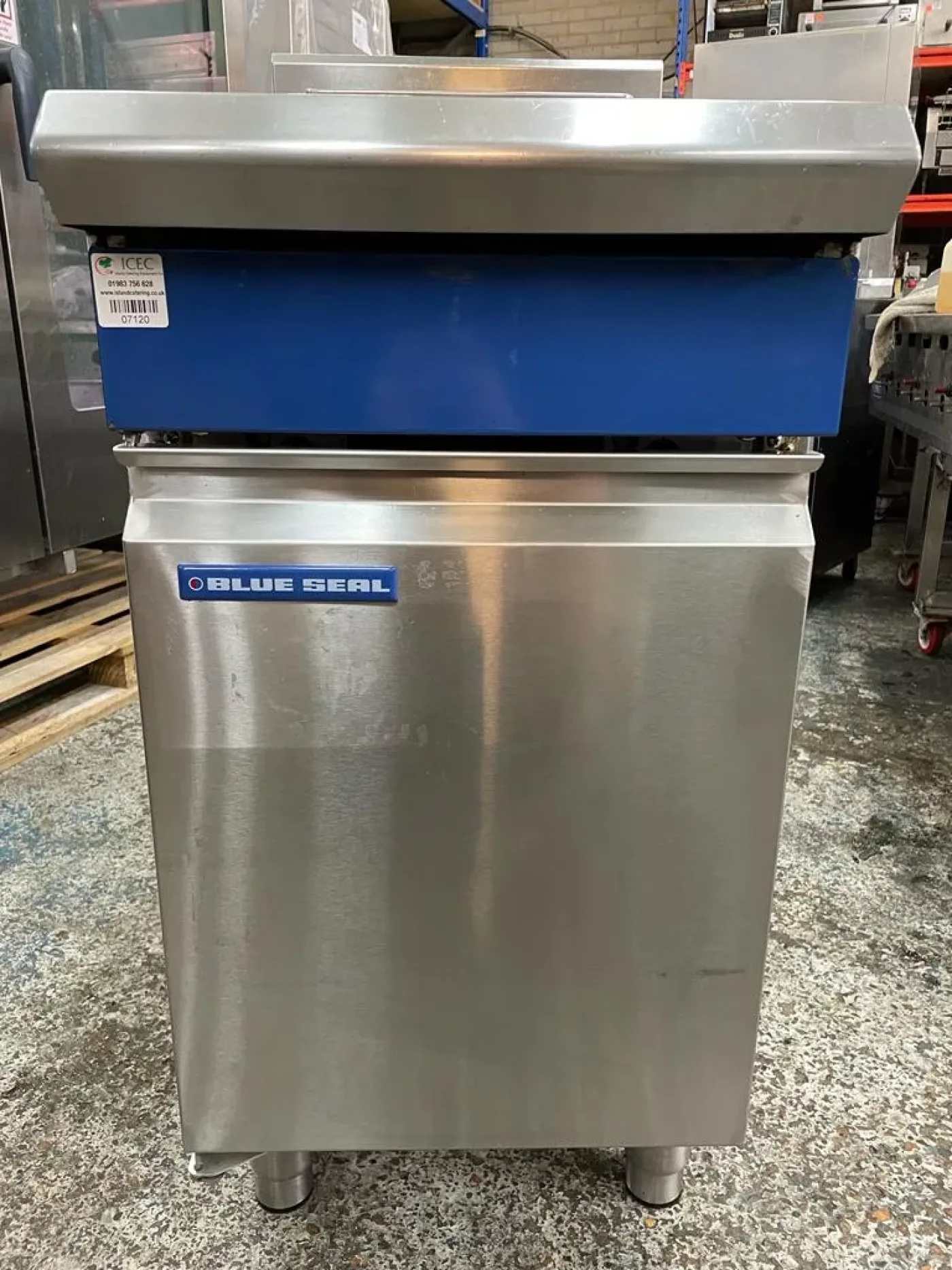 Blue Seal GT46 Twin Tank Gas Fryer - islandcatering - 3
