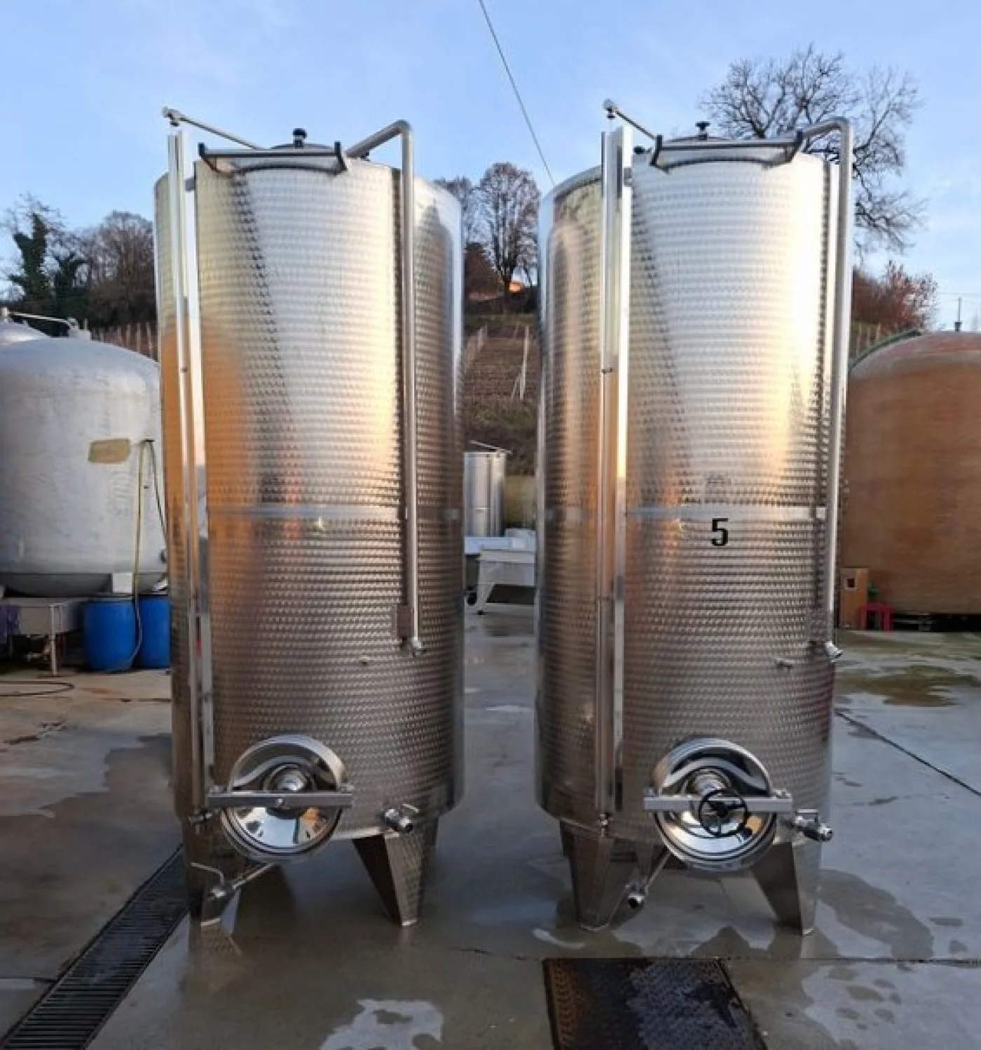 STAINLESS STEEL TANKS, L.A. INOX FIRM, CAPACITY 3000 LITERS (30 HL), VINIFICATION/STORAGE MODEL, SECOND HAND EQUIPMENT - 1