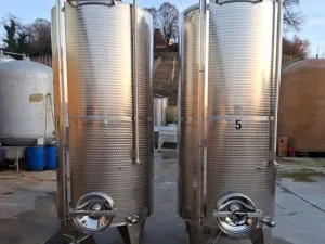 STAINLESS STEEL TANKS, L.A. INOX FIRM, CAPACITY 3000 LITERS (30 HL), VINIFICATION/STORAGE MODEL, SECOND HAND EQUIPMENT