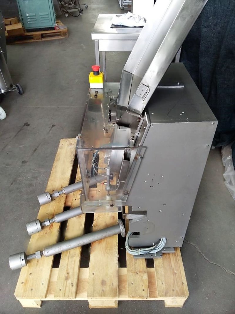 ALIMENTATORE AUTOMATICO DI FIALE E FLACONI – MARCHESINI