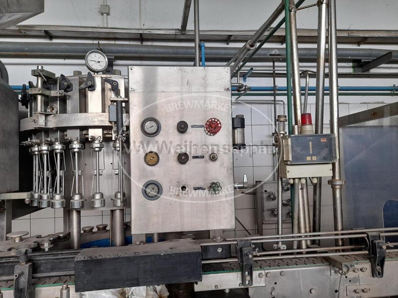 Bouteille filler and capper
