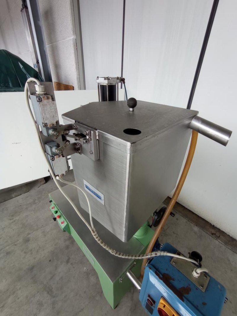 RIEMPITRICE E TAPPATRICE SEMIAUTOMATICA PER FLACONI – STEROMECCANICA